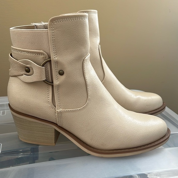 BareTraps Cream Ankle Booties - Picture 1 of 5